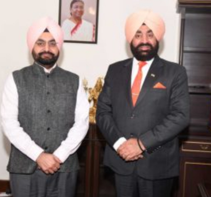Dr. S.S. Sandhu, Chief Secretary paid a courtesy call on Governor Lt. General Gurmit Singh (Retd.) on 3 May, 2023 at Raj Bhavan in Dehra Dun. He briefed the Governor on various issues of the state.
