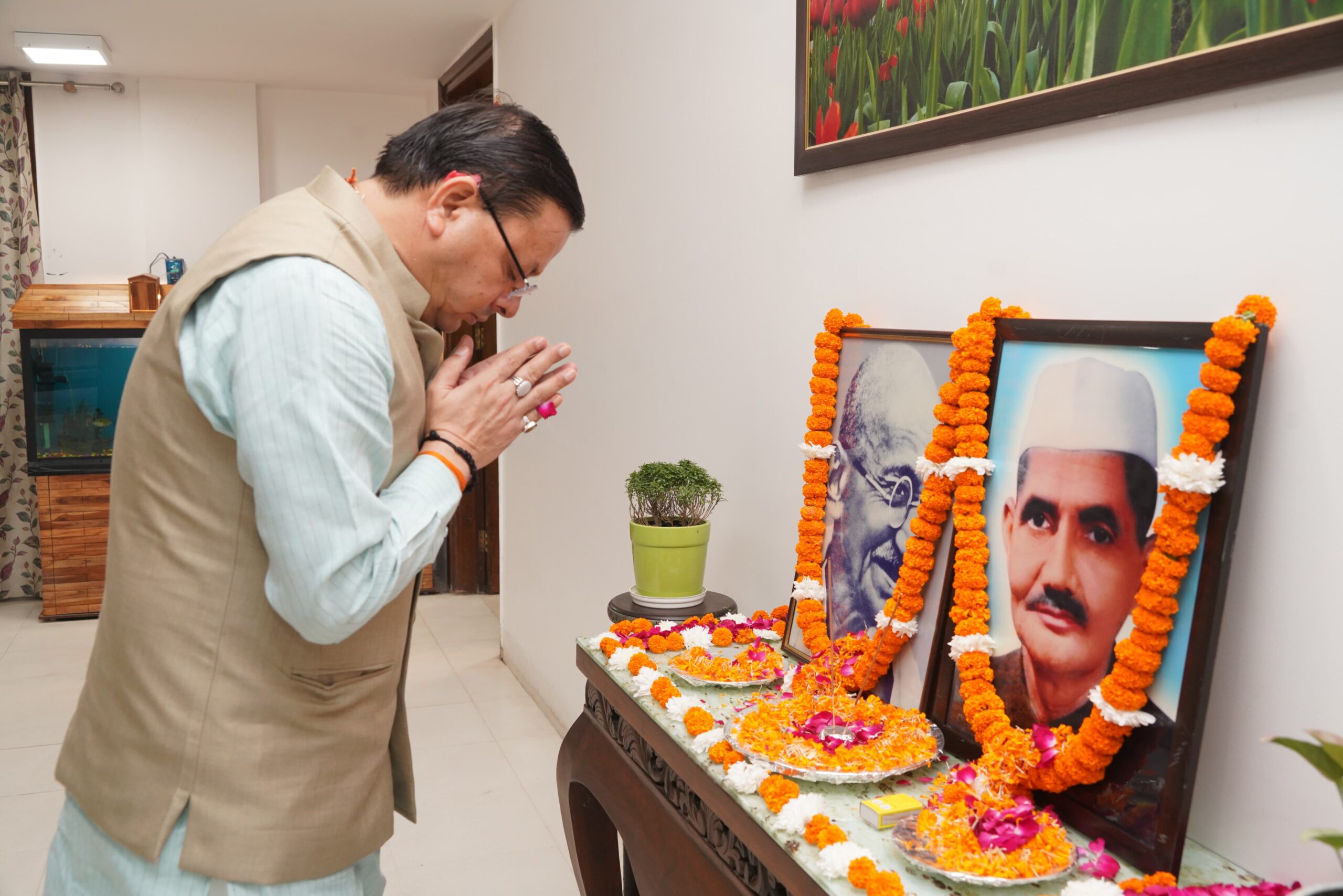 CM Dhami, CS Radha Raturi, DG Information Tiwari pay tribute to Mahatma Gandhi and Lal Bahadur Shastri