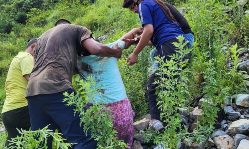 Tragedy in Rudraprayag: Tempo Traveller Plunges into Alaknanda River; 2 Dead 10 Missing, 8 Injured