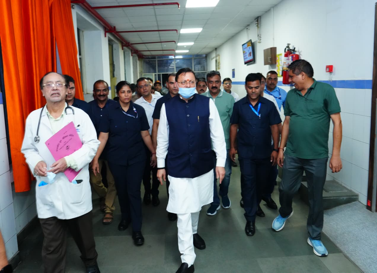 CM Dhami Conducts Surprise Inspection at Doon Hospital, Directs Improvements in Health Services