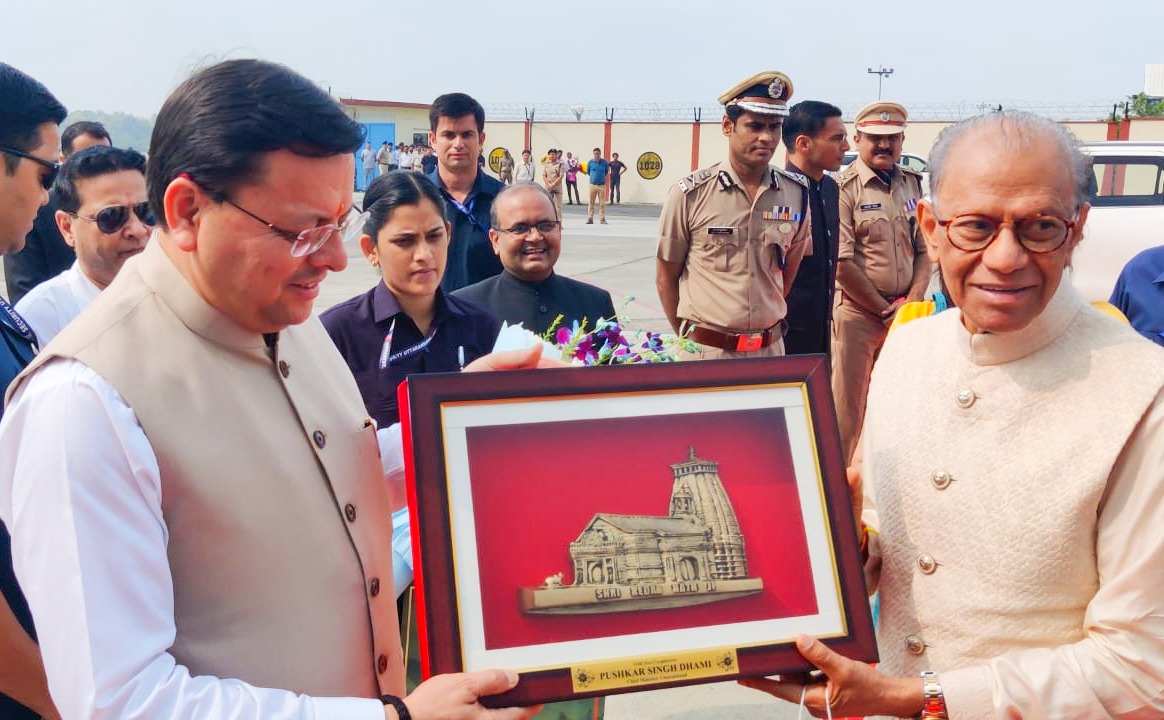 Chief Minister Dhami meets Prime Minister of Mauritius at Jolly Grant Airport