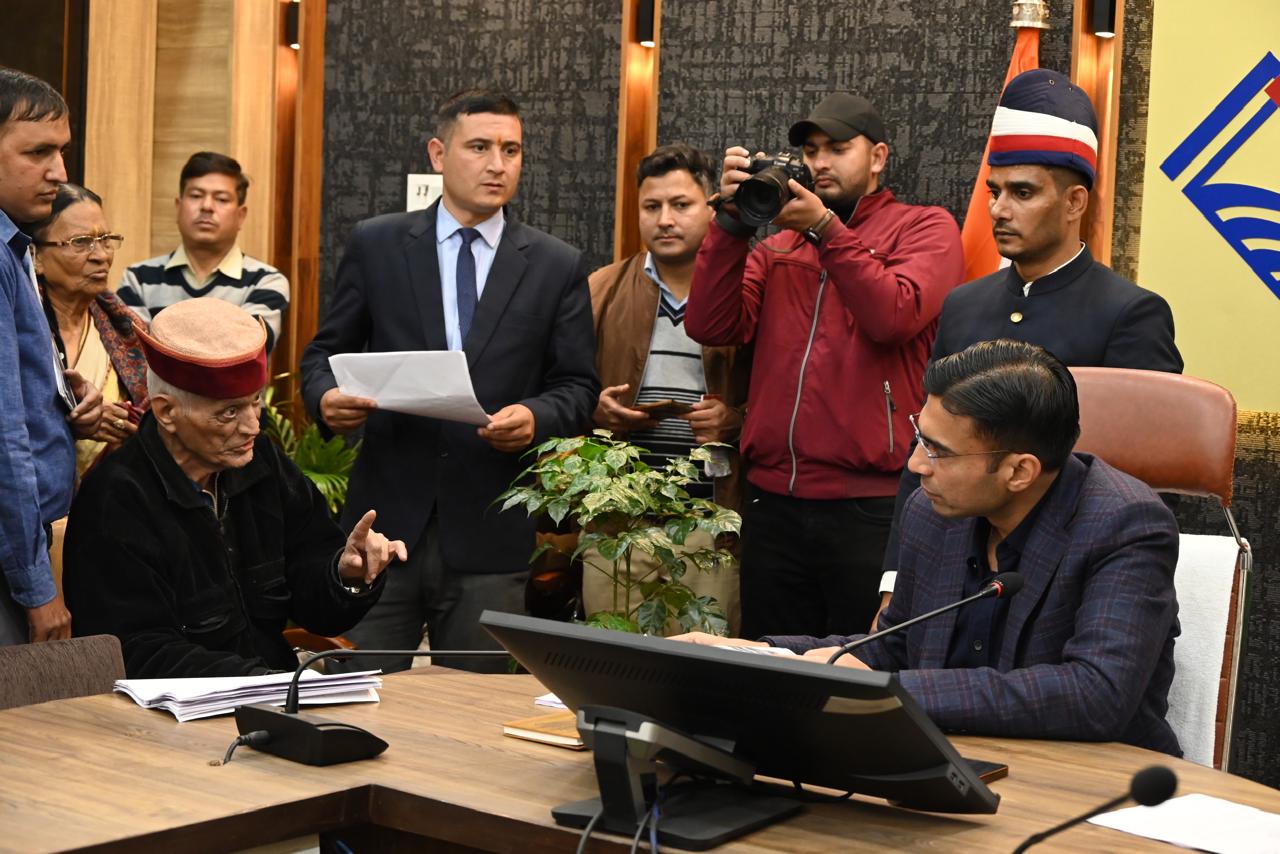 Daughter Accused of Stealing ₹10 Lakh from 93-Year-Old Father; DM Orders Probe