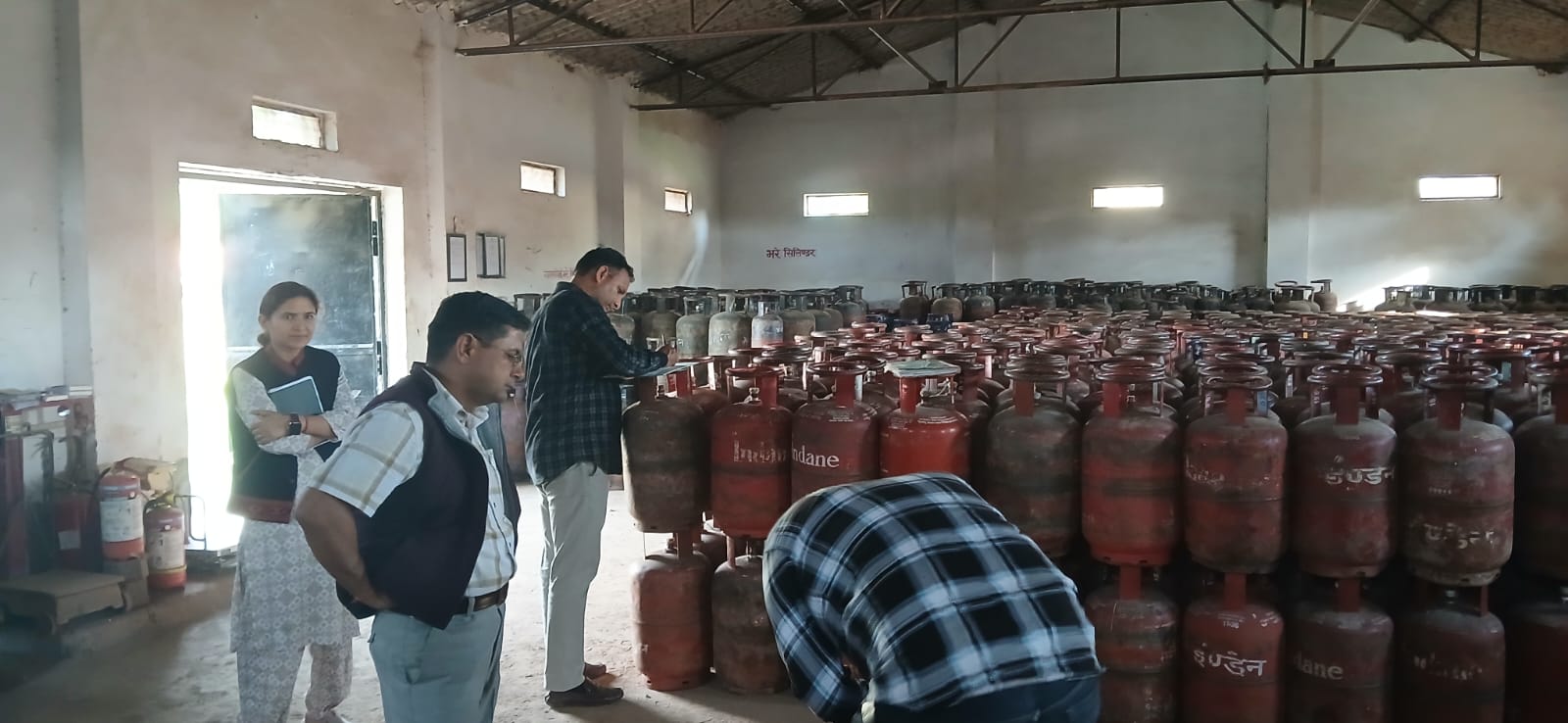 DM Savin Bansal Takes Strict Action, 6 Cases Filed, Over 360 Cylinders Seized