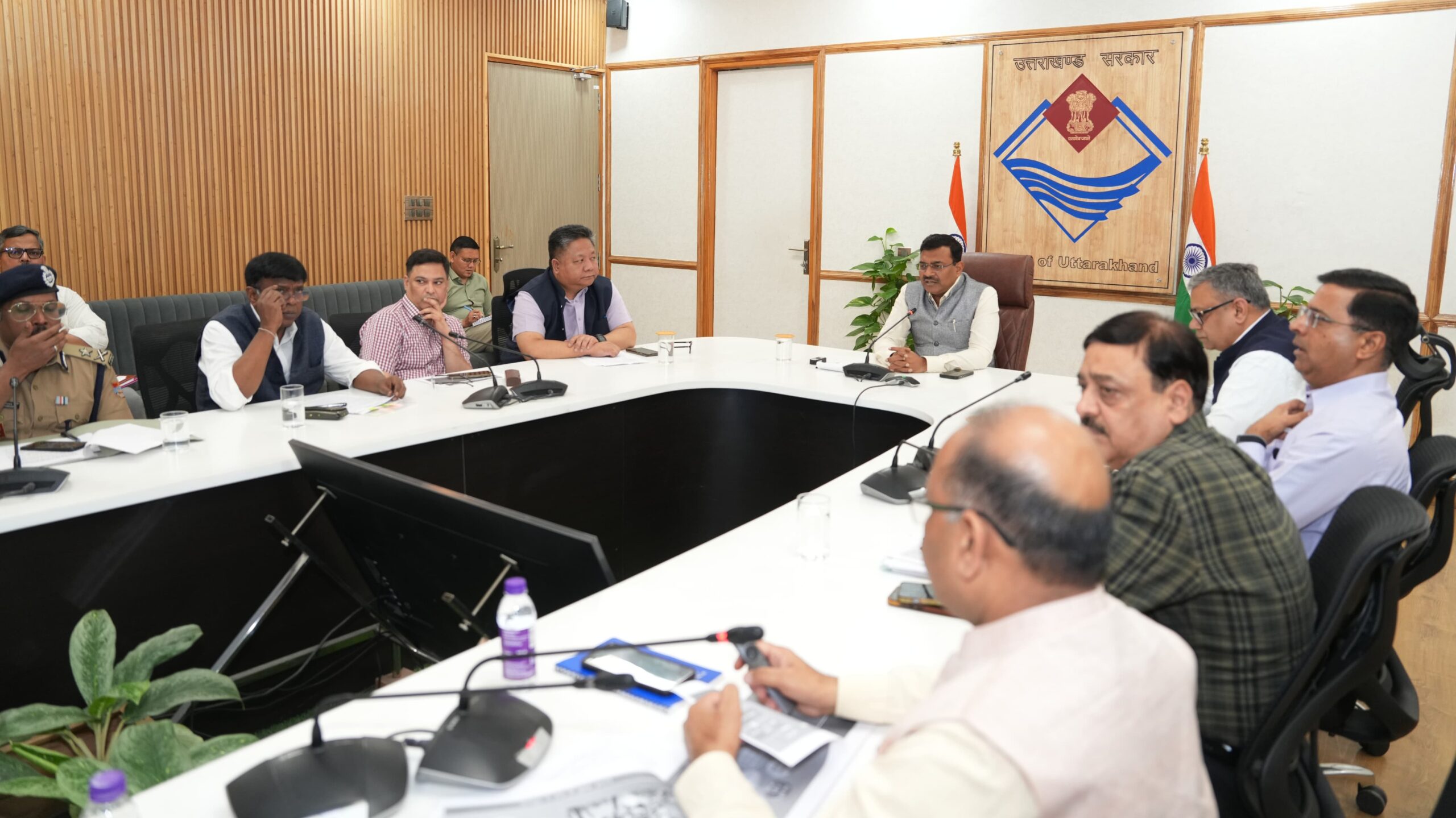 CS Orders Pothole-Free Roads Before Monsoon, Departments on 24×7 Alert