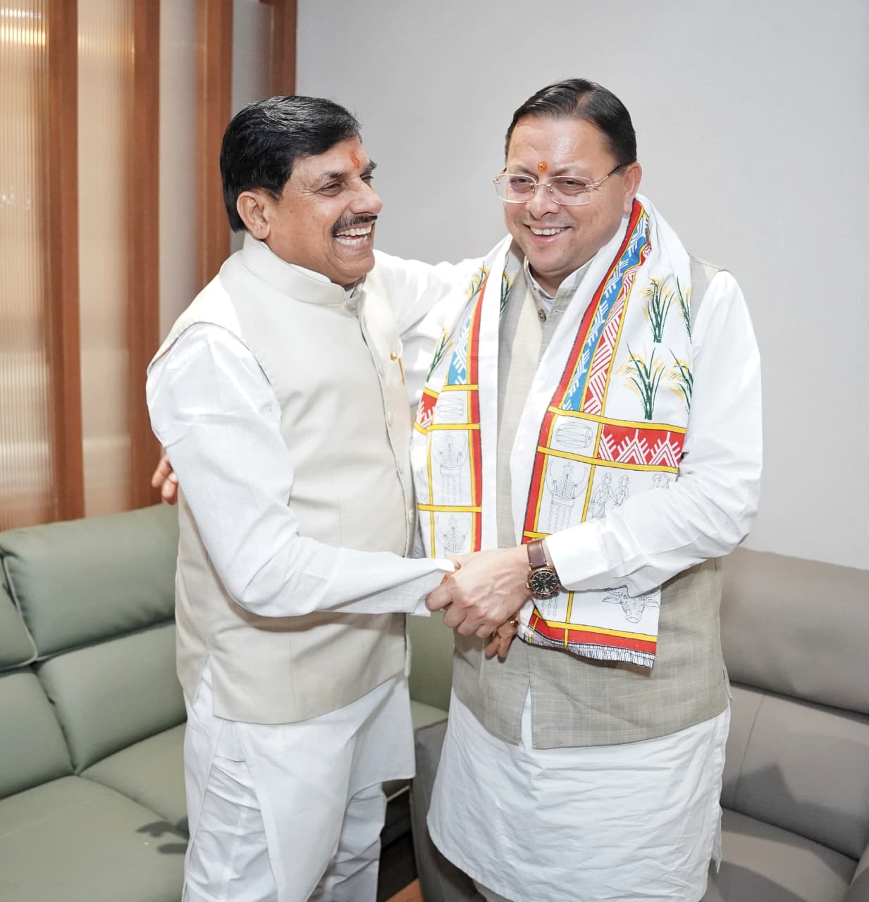CM Pushkar Singh Dhami Meets MP CM Mohan Yadav in Jagdalpur, Invites Him for Char Dham Yatra