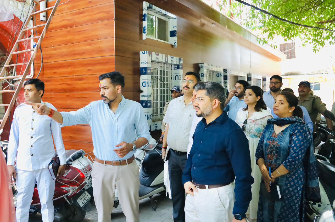 Dehradun DM Conducts Surprise Inspection of Collectorate Offices