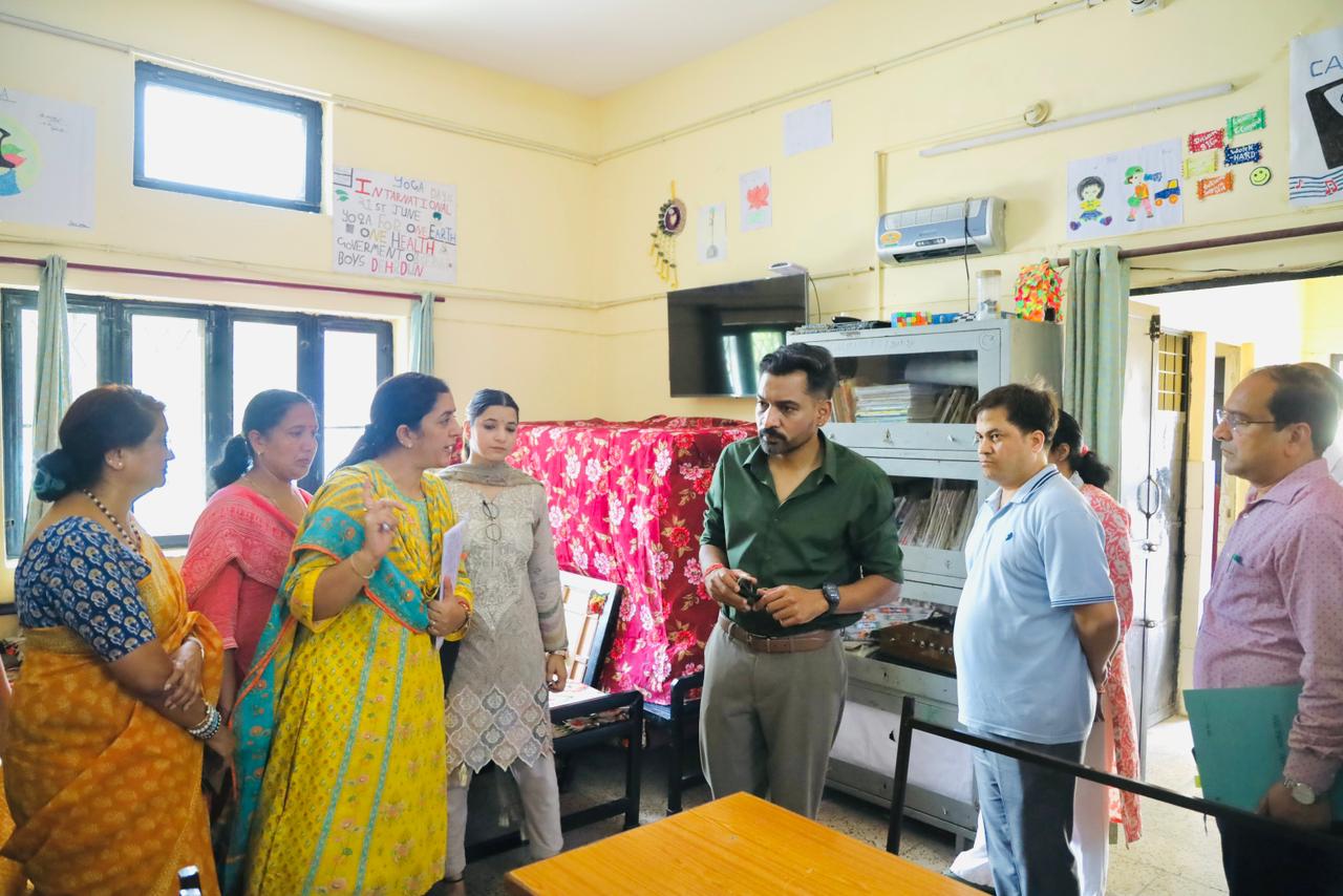 Dehradun DM Inspects Nari Niketan, Juvenile Home; Orders Stronger Safety, Education and Rehabilitation Measures