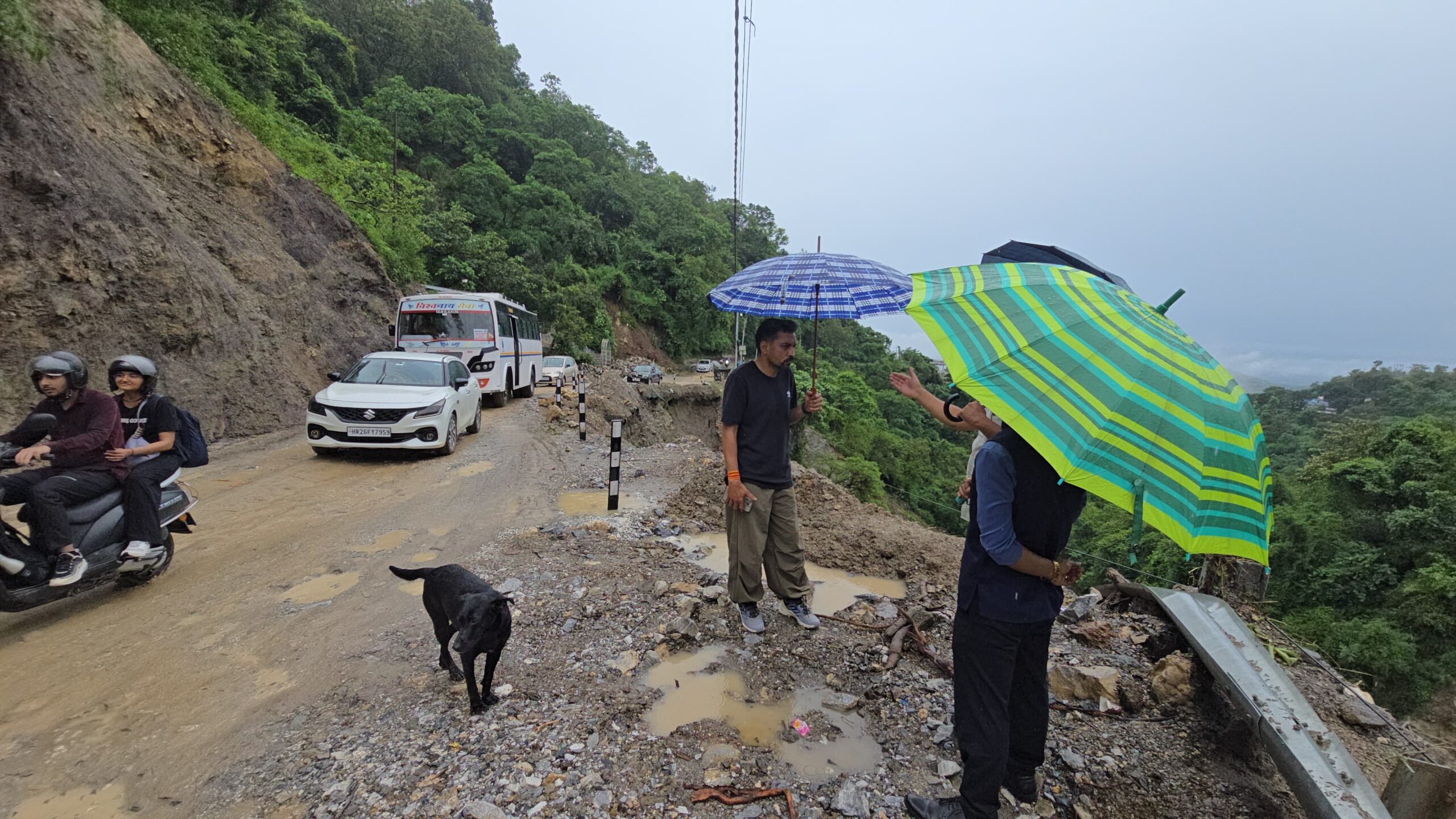 DM Dr Ashish Chauhan Conducts Ground Inspection Amid Heavy Rainfall, Orders Immediate Road Restoration