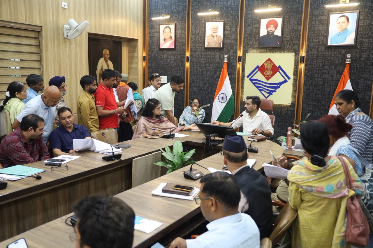 Dehradun DM Resolves Majority of 109 Public Grievances During Samadhan Diwas