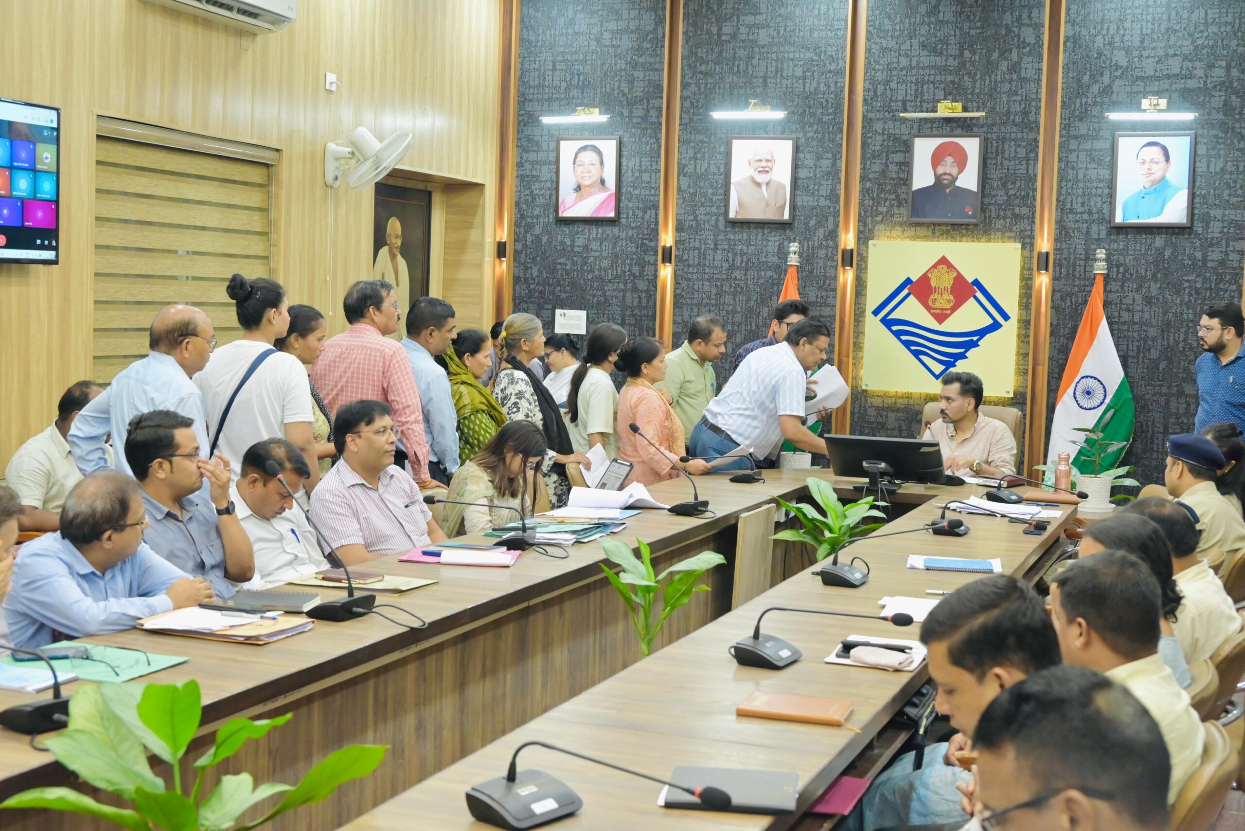 Dehradun Samadhan Diwas: 140 Public Grievances Raised, DM Ashish Chauhan Orders Swift Action