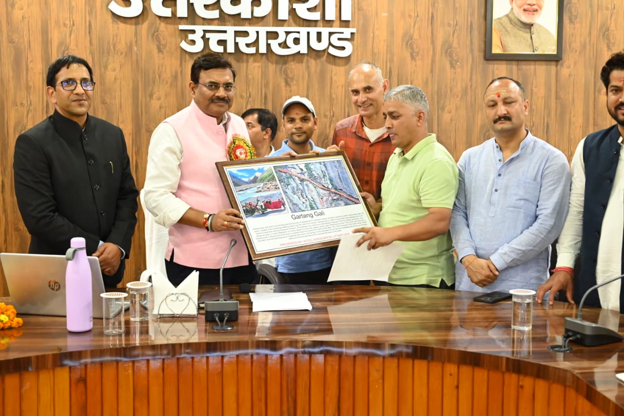 Chief Secretary Reviews Development Schemes in Uttarkashi, Launches Yojana Didi E-Book